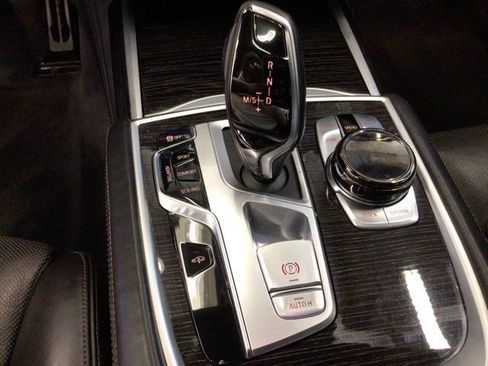 Used 2018 BMW 750i RWD image 23