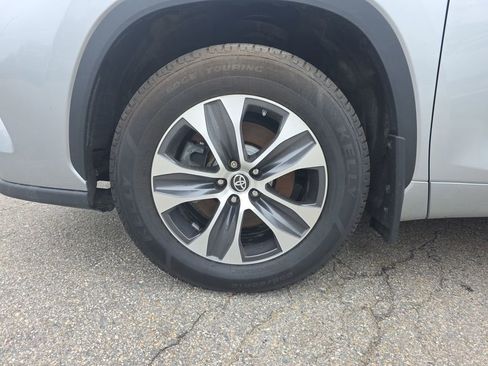 Used 2022 Toyota Highlander XLE AWD/4WD image 26