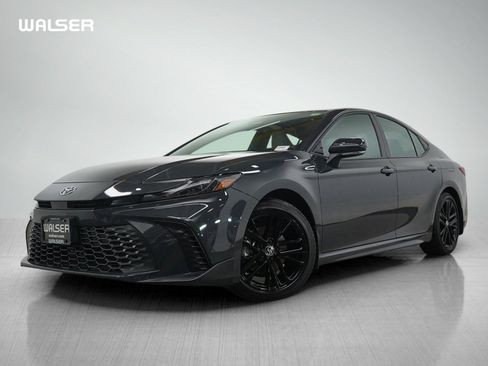 Used 2025 Toyota Camry SE image 1