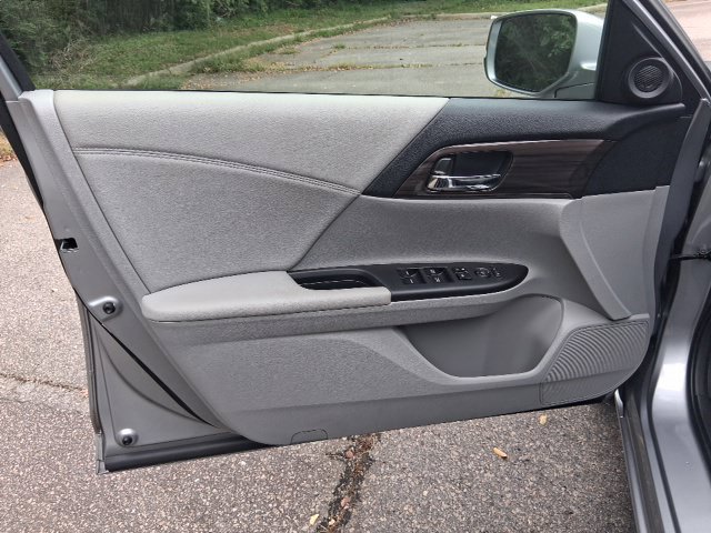 Used 2017 Honda Accord EX image 10