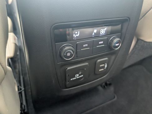 Used 2018 Buick Enclave Essence image 27