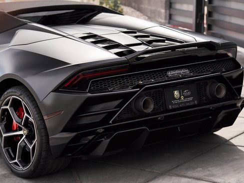 Used 2021 Lamborghini Huracan EVO image 10
