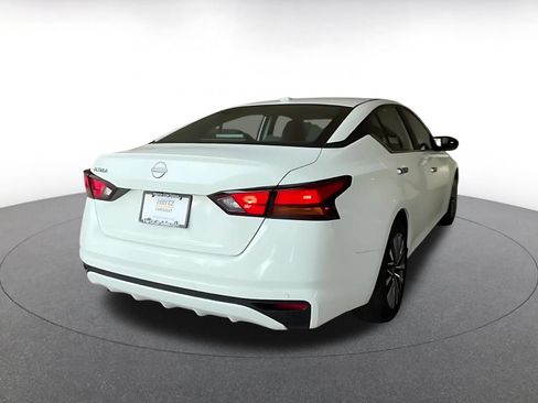 Used 2025 Nissan Altima 2.5 SV FWD image 14