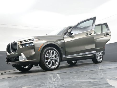 Used 2025 BMW X7 xDrive40i w/ Premium Package AWD/4WD image 48