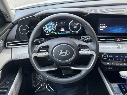 Used 2025 Hyundai Elantra Limited image 29