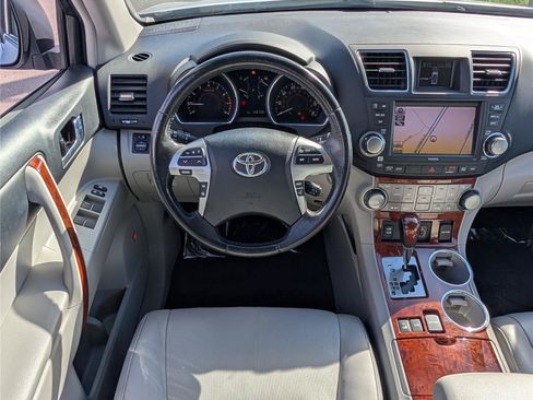 Used 2012 Toyota Highlander Limited w/ Tow Pkg AWD/4WD image 19