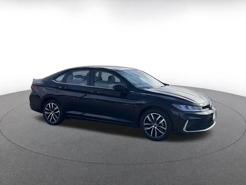 Used 2025 Volkswagen Jetta SE image 2