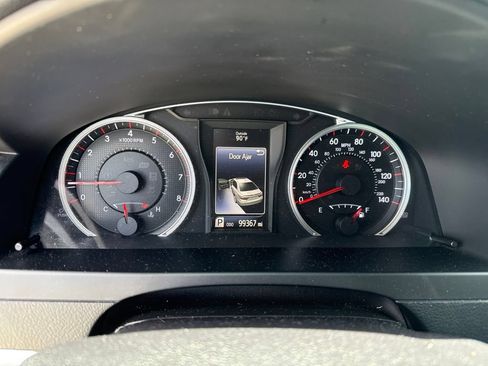 Used 2015 Toyota Camry SE FWD image 2