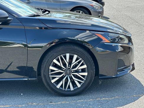 Used 2025 Nissan Altima 2.5 SV FWD image 41