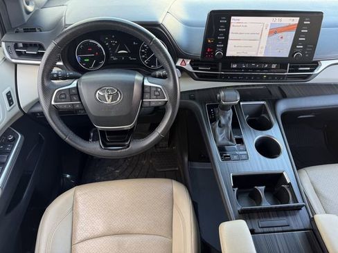 Used 2023 Toyota Sienna Limited image 11