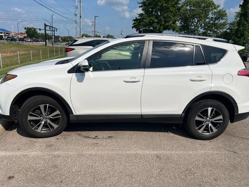 Used 2018 Toyota RAV4 XLE AWD/4WD image 2