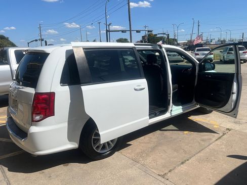 Used 2020 Dodge Grand Caravan SE FWD image 11