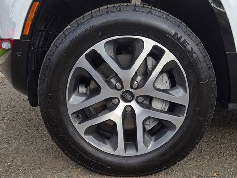 Used 2024 Land Rover Defender 110 X-Dynamic SE AWD/4WD image 9