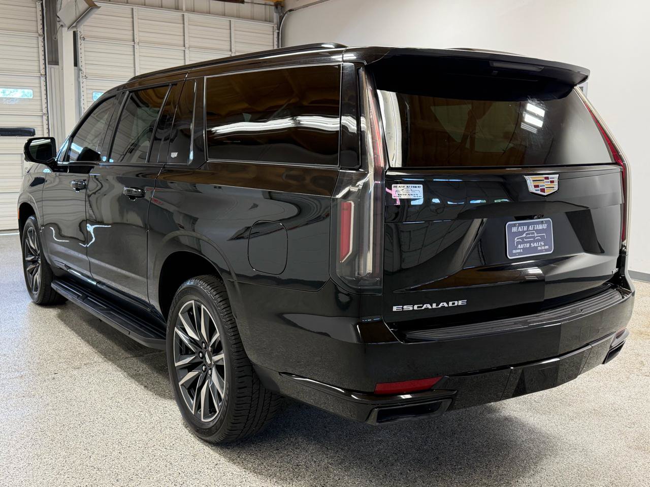 Used 2023 Cadillac Escalade ESV Sport AWD/4WD image 2