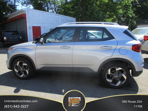 Used 2022 Hyundai Venue SEL w/ Cargo Package FWD image 3