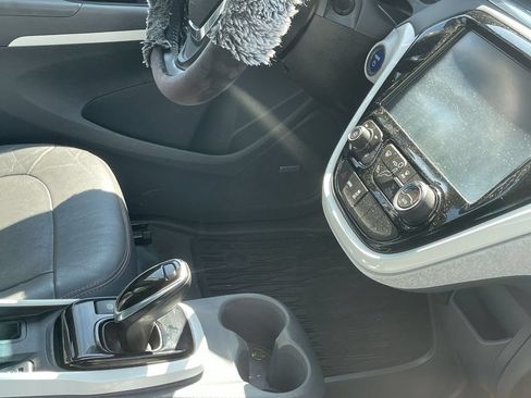 Used 2020 Chevrolet Bolt Premier w/ Infotainment Package FWD image 11