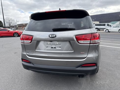 Used 2017 Kia Sorento LX w/ LX Convenience Package image 4