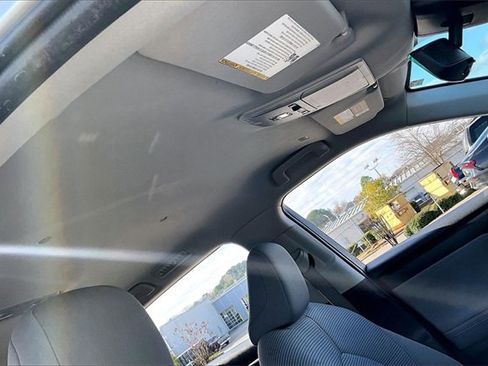 Used 2022 Toyota Highlander LE image 26