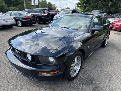 Used 2006 Ford Mustang GT RWD image 2