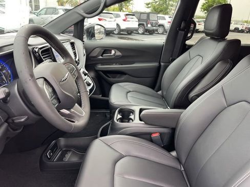 New 2026 Chrysler Pacifica Select image 8