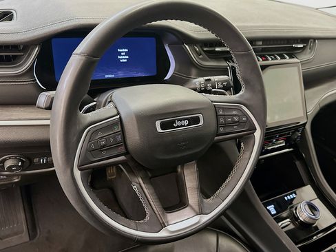 Used 2023 Jeep Grand Cherokee Limited image 18