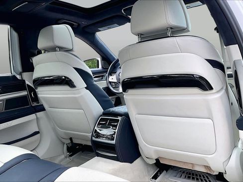 Used 2022 BMW 750i xDrive w/ Luxury Rear Seating Package AWD/4WD image 20