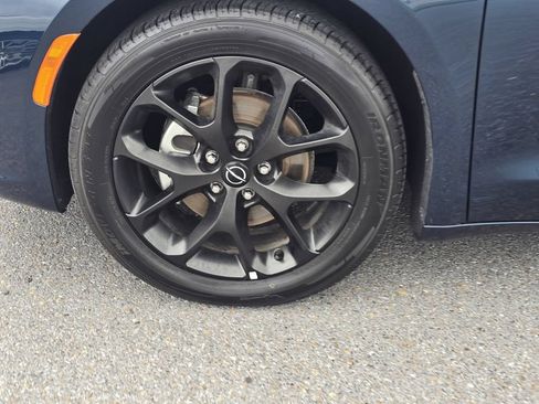 Used 2025 Chrysler Pacifica Limited FWD image 9