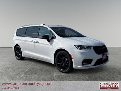 New 2026 Chrysler Pacifica Select w/ S Appearance Package