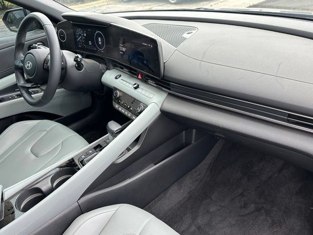 Used 2025 Hyundai Elantra Limited FWD image 9