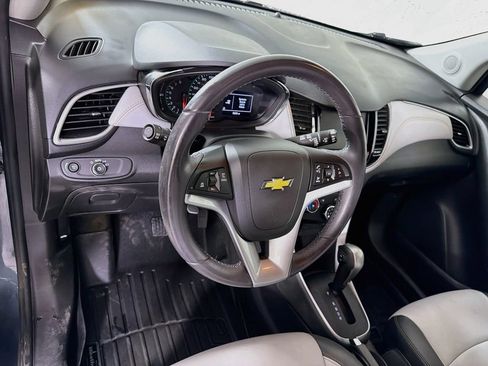 Used 2022 Chevrolet Trax LT w/ Premium Seat Package AWD/4WD image 10