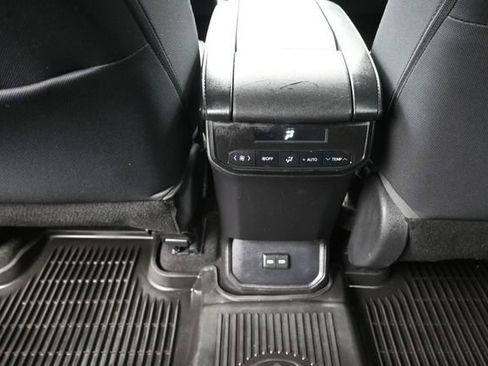 Used 2023 Toyota Highlander LE image 23