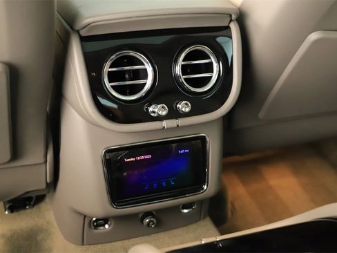 Used 2021 Bentley Bentayga Base image 22