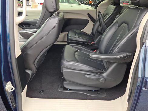 Certified 2024 Chrysler Pacifica Limited FWD image 26
