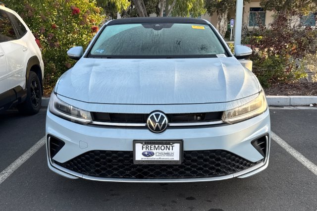 Used 2025 Volkswagen Jetta SEL FWD image 3