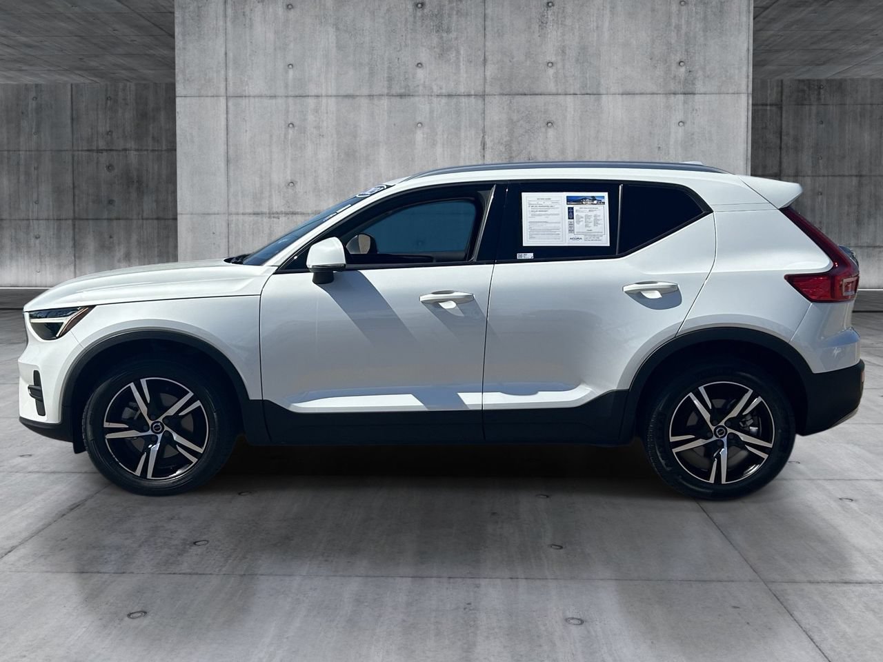 Used 2023 Volvo XC40 B4 Core FWD image 2