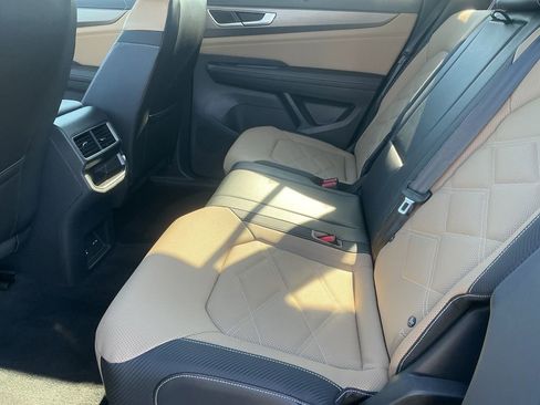 Used 2024 Volkswagen Atlas Cross Sport SE image 18