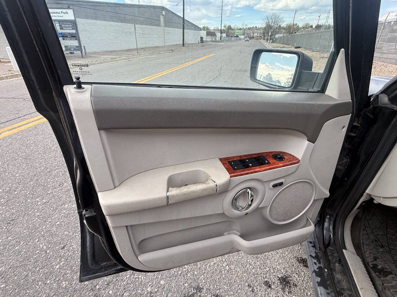 Used 2006 Jeep Commander Limited w/ Trailer Tow Group IV RWD image 17