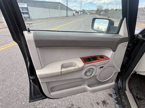 Used 2006 Jeep Commander Limited w/ Trailer Tow Group IV RWD image 17