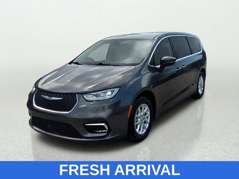 Used 2023 Chrysler Pacifica Touring-L FWD image 3