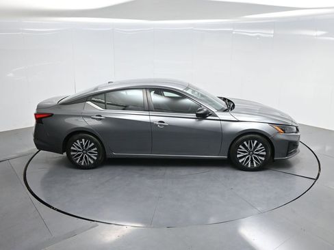 Used 2024 Nissan Altima 2.5 SV FWD image 43