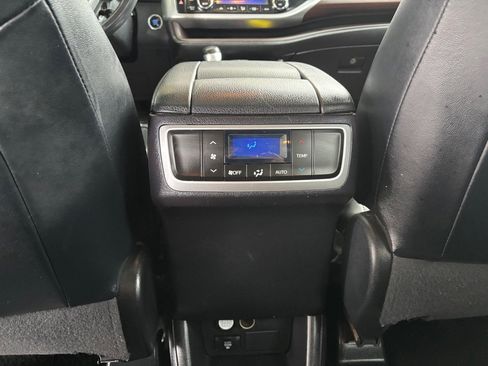 Used 2014 Toyota Highlander Limited image 21