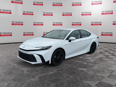 Certified 2025 Toyota Camry SE FWD image 1