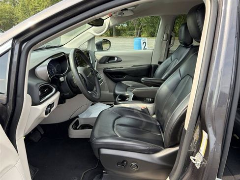 Used 2023 Chrysler Pacifica Touring-L FWD image 11