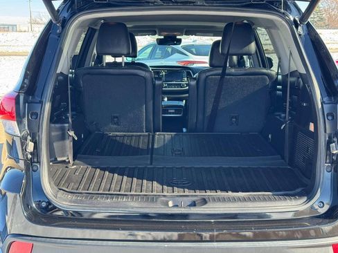 Used 2018 Toyota Highlander SE image 4