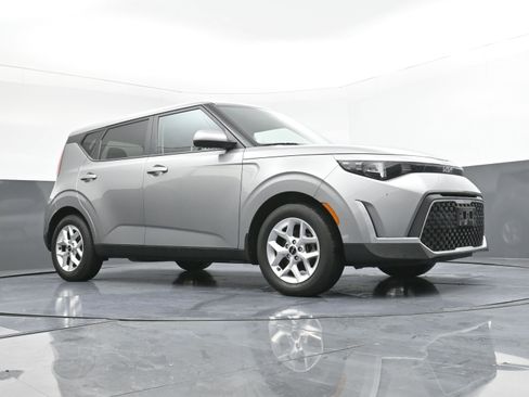 Used 2023 Kia Soul LX w/ LX Technology Package image 26