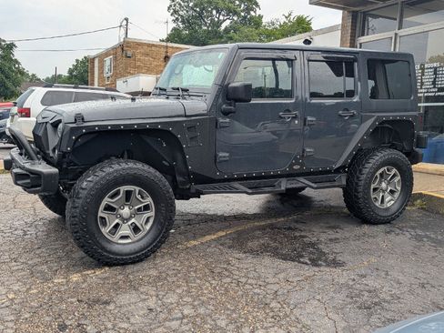 Used 2017 Jeep Wrangler Unlimited Rubicon w/ Connectivity Group AWD/4WD image 4