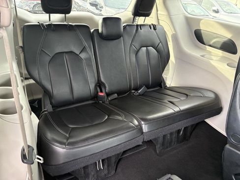 Used 2023 Chrysler Pacifica Touring-L image 14