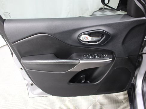 Used 2019 Jeep Cherokee Latitude w/ Popular Appearance Group FWD image 6