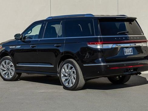 Used 2024 Lincoln Navigator Reserve AWD/4WD image 3