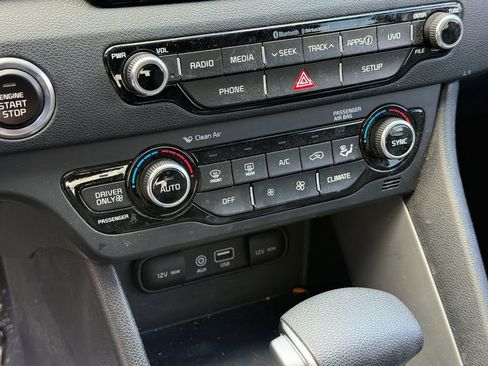 Used 2018 Kia Niro LX FWD image 11